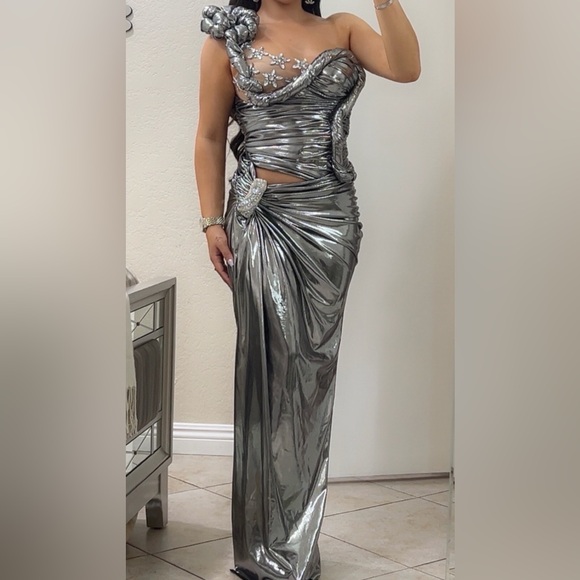 Silver Metallic Evening Gown - Picture 3 of 3